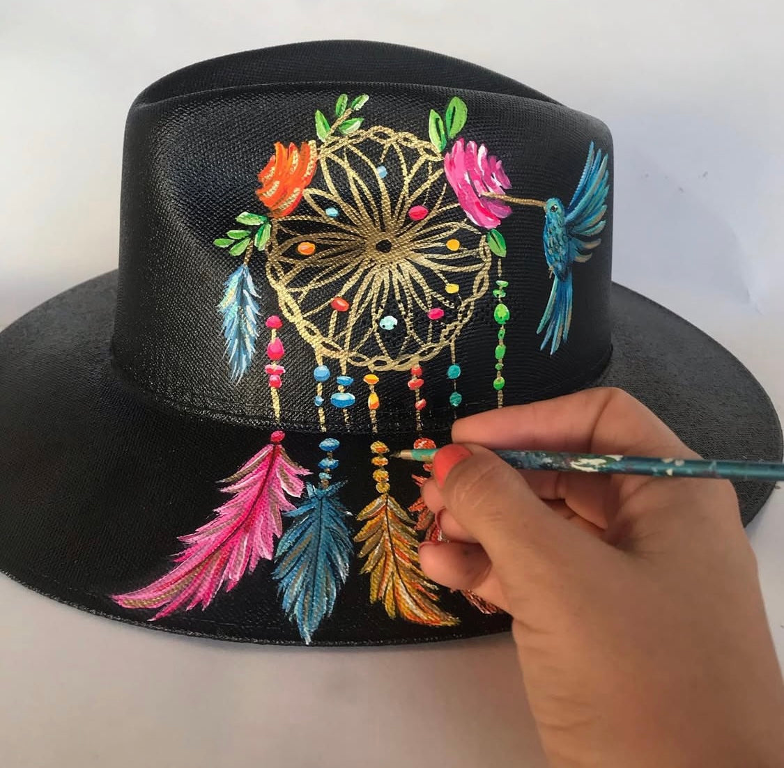 Sombrero colibrí con atrapa sueños  / color negro pintado a mano